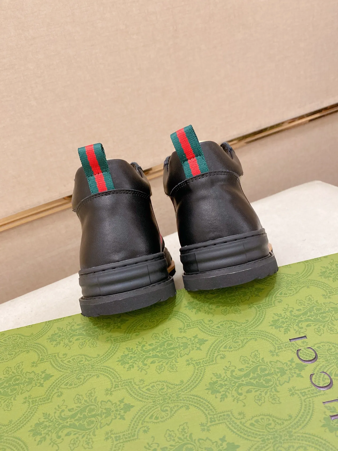 Men's shoes 💰 440 💰 High-quality new high-top GUCCI counters are on the market at the same time. The new men's shoes, 😘fabrics are selected imported cowhide, lining: sheepskin lining. 👍🏿 High-end ☄️ air-cushion molded anti-slip rubber outsole, exquisite lines, simple and elegant, comfortable and high-end for leisure travel. Code number: 38 to 44 (45 can be customized and cannot be returned or exchanged)